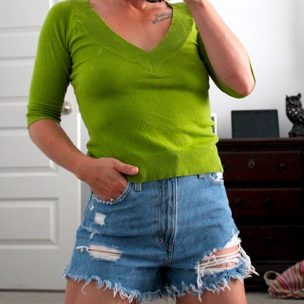 Green mid-sleeve V neck light sweater